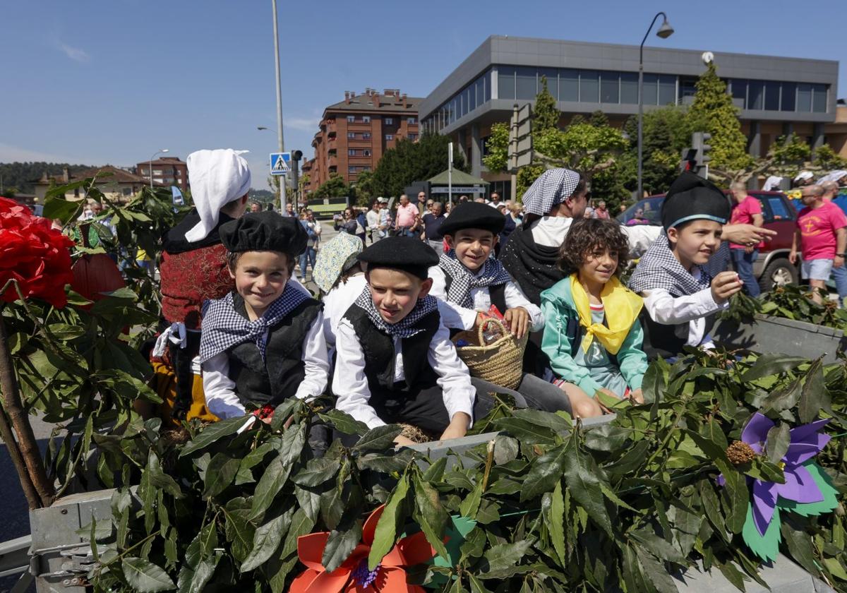 Las carrozas de San Isidro derrochan asturianía