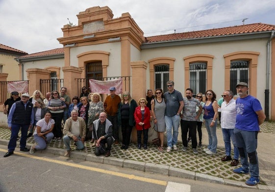 Los vecinos del Alto del Vidriero ante las escuelas.