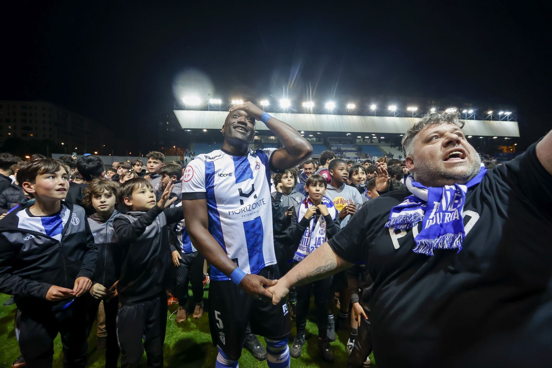 Locura en el Suárez Puerta: el Real Avilés sueña con el ascenso