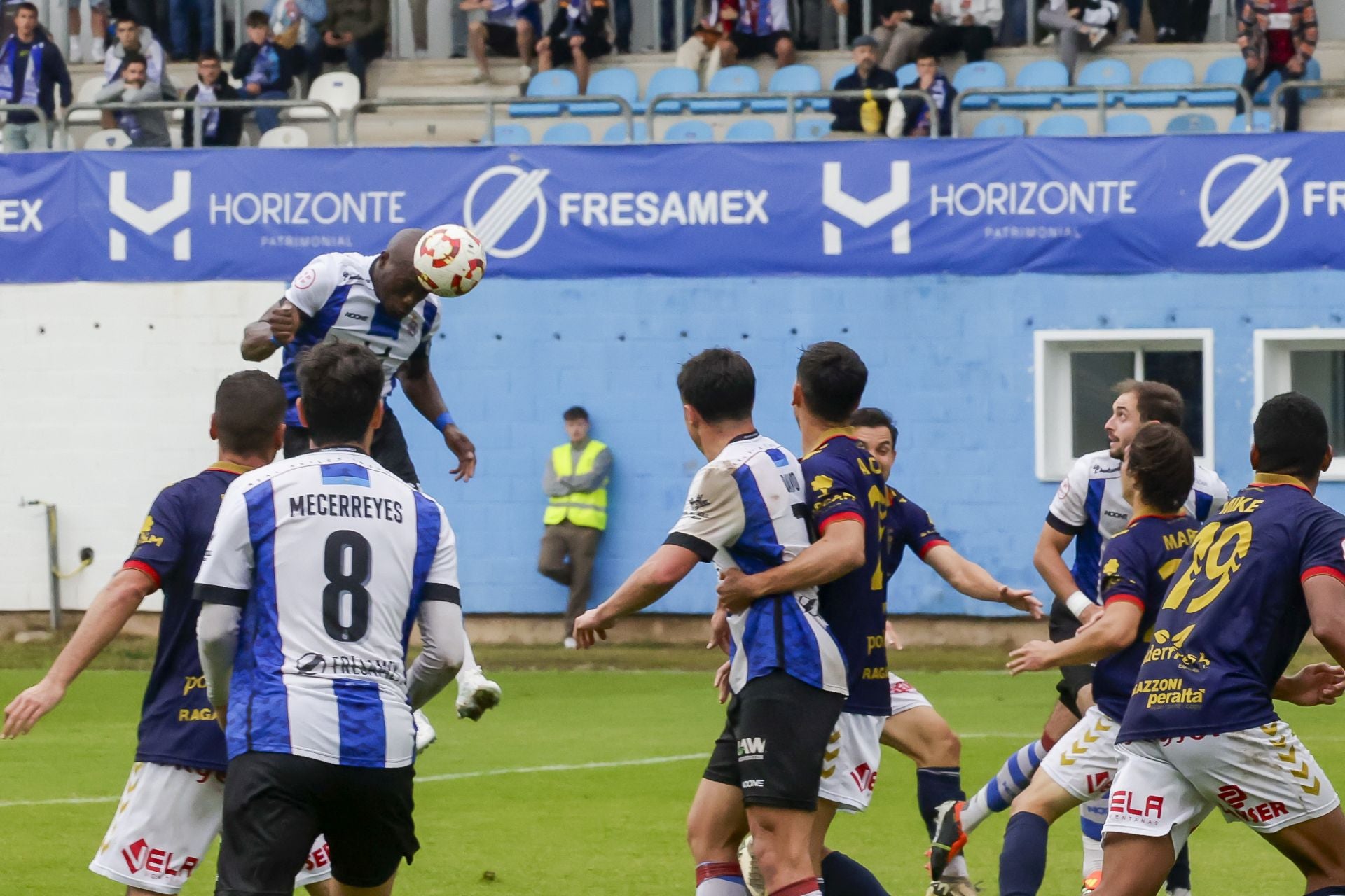Locura en el Suárez Puerta: el Real Avilés sueña con el ascenso