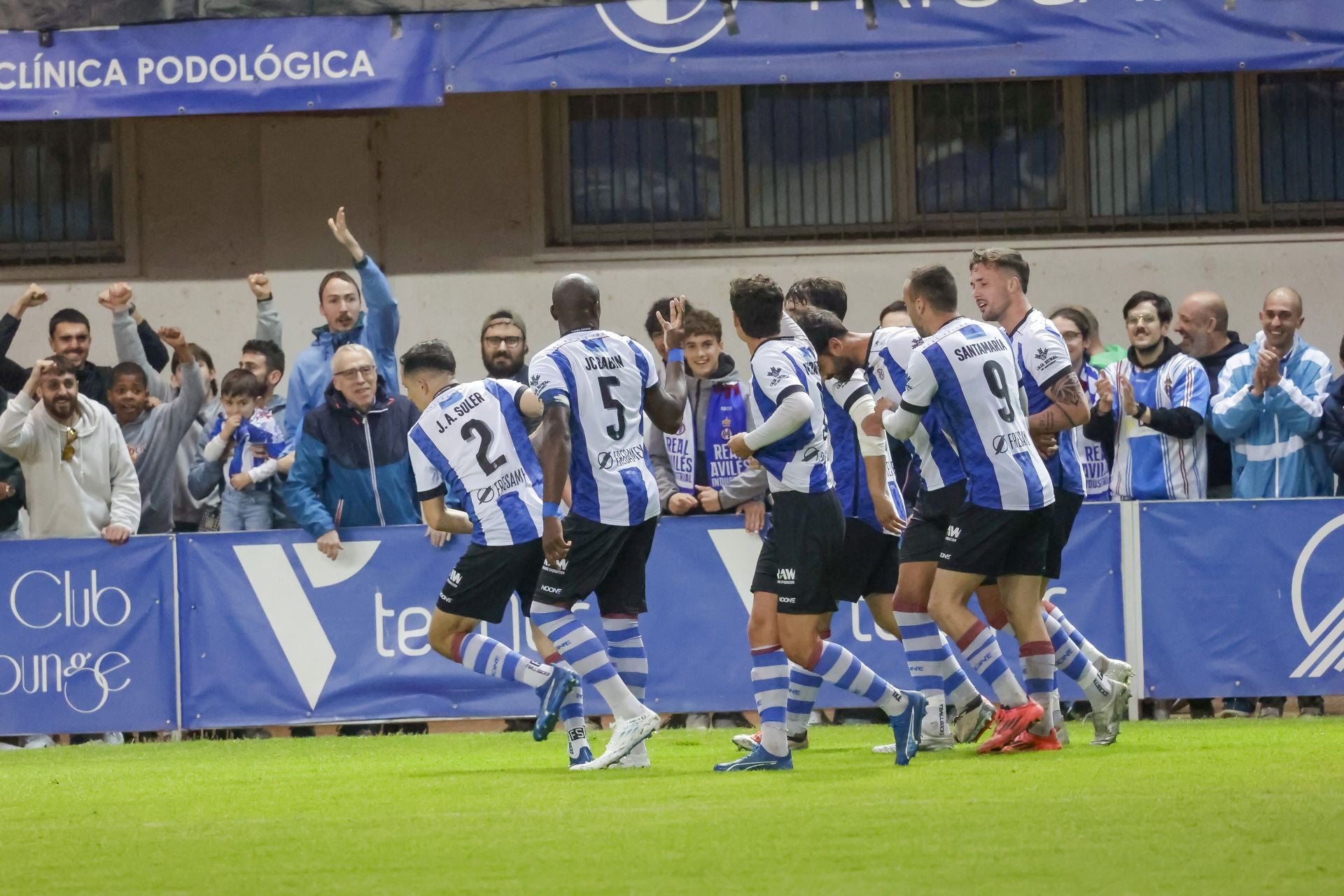 Locura en el Suárez Puerta: el Real Avilés sueña con el ascenso