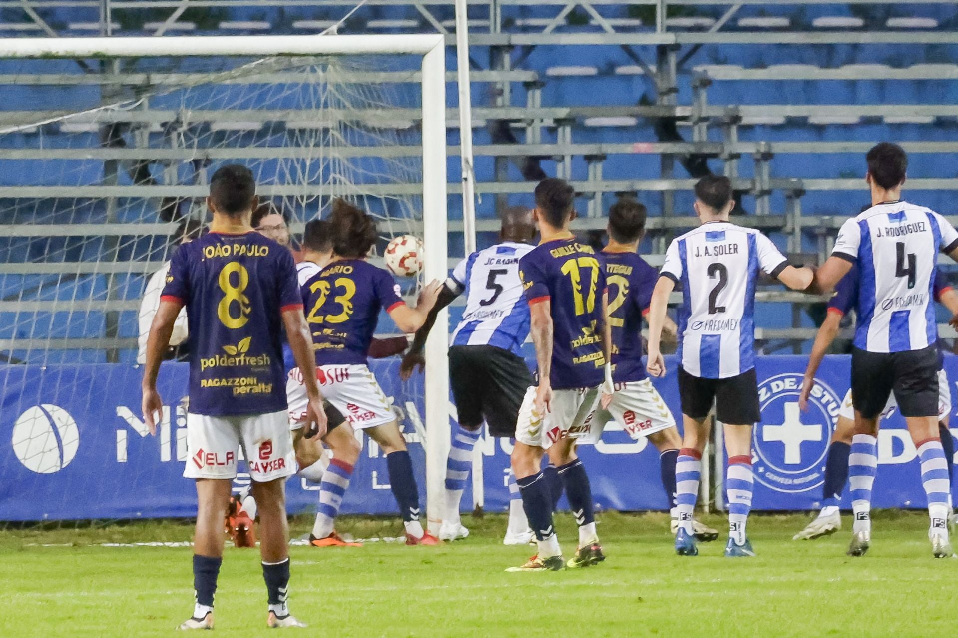 Locura en el Suárez Puerta: el Real Avilés sueña con el ascenso