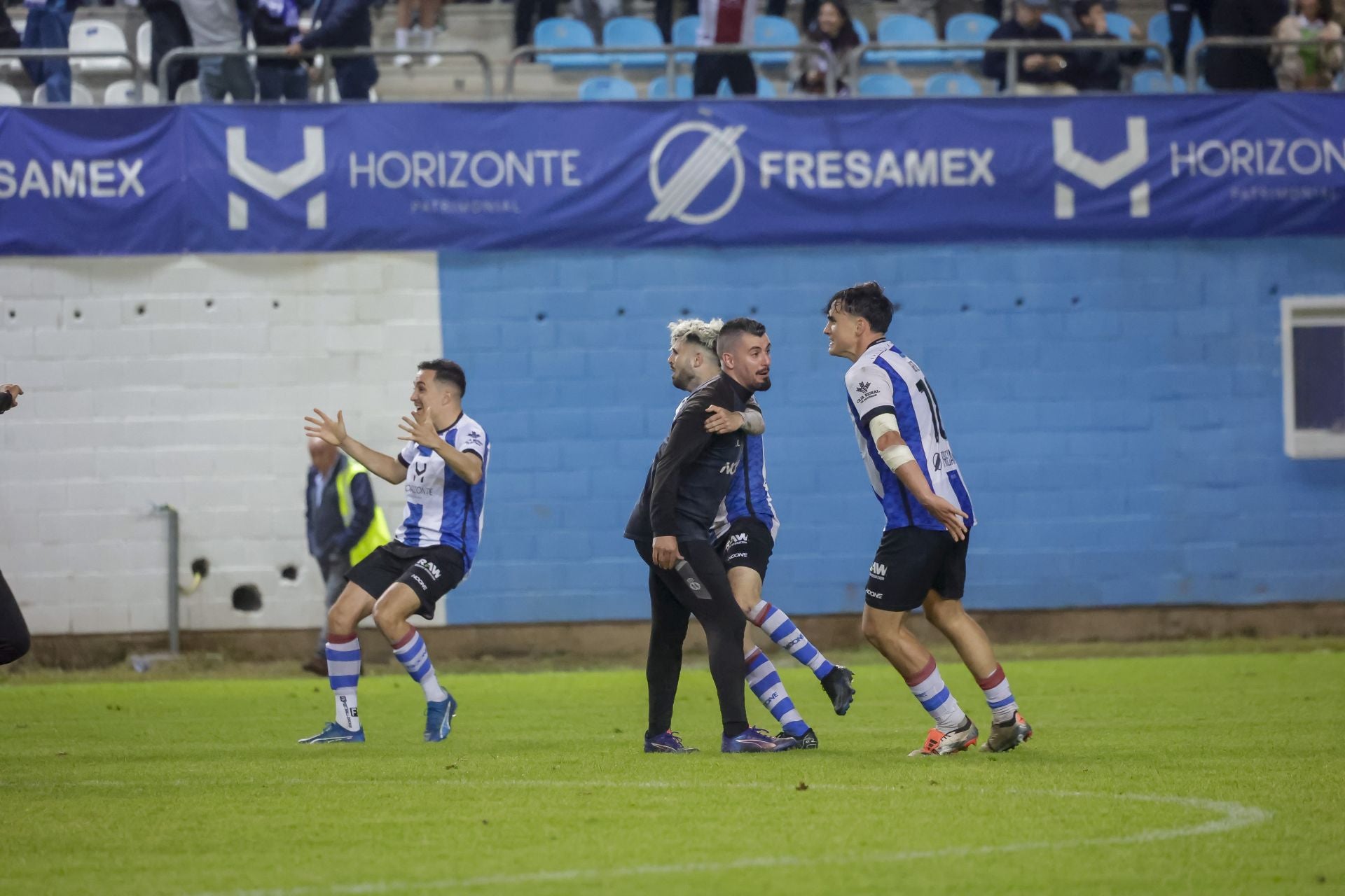 Locura en el Suárez Puerta: el Real Avilés sueña con el ascenso