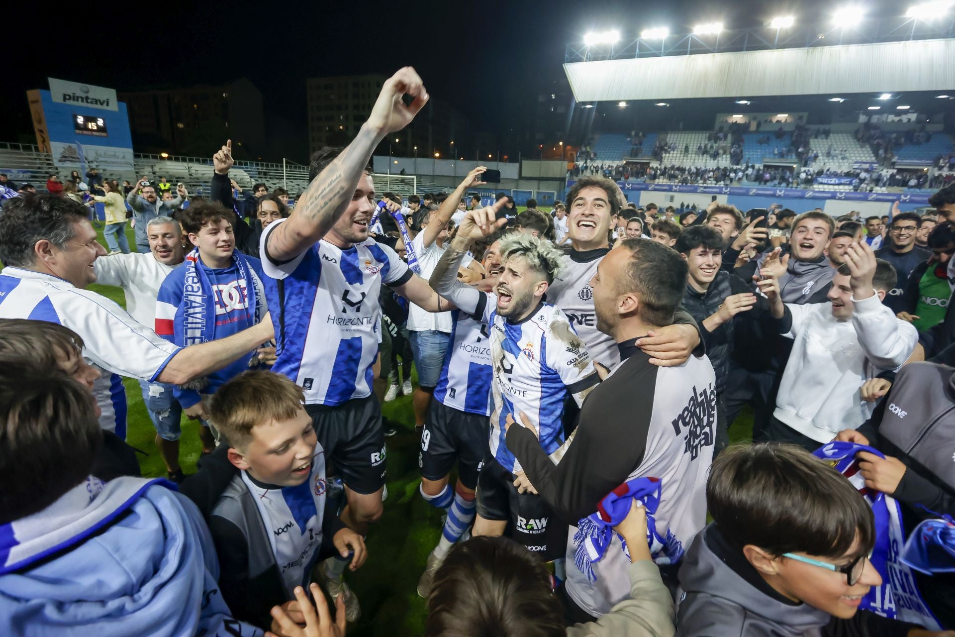 Locura en el Suárez Puerta: el Real Avilés sueña con el ascenso