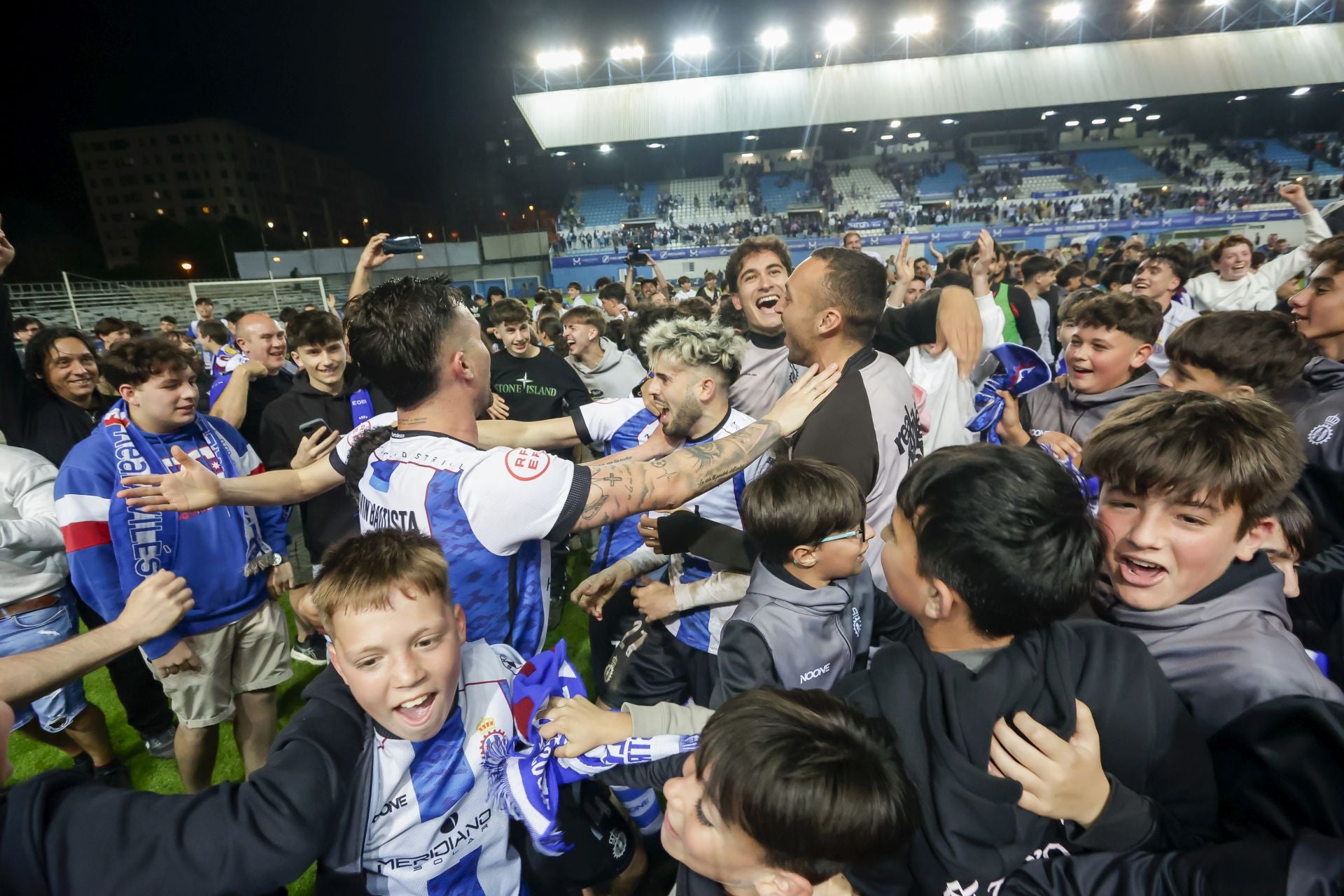 Locura en el Suárez Puerta: el Real Avilés sueña con el ascenso