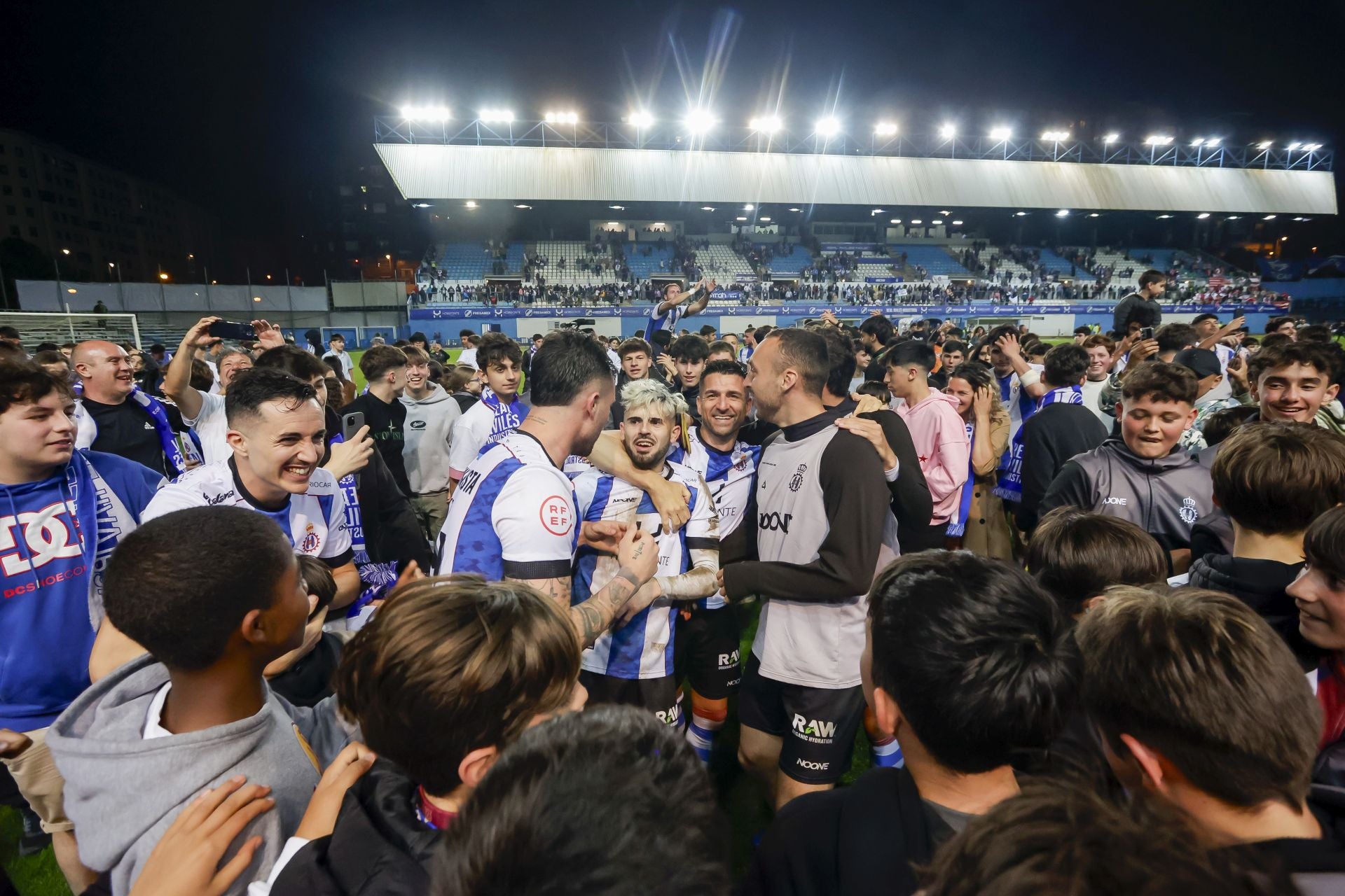 Locura en el Suárez Puerta: el Real Avilés sueña con el ascenso