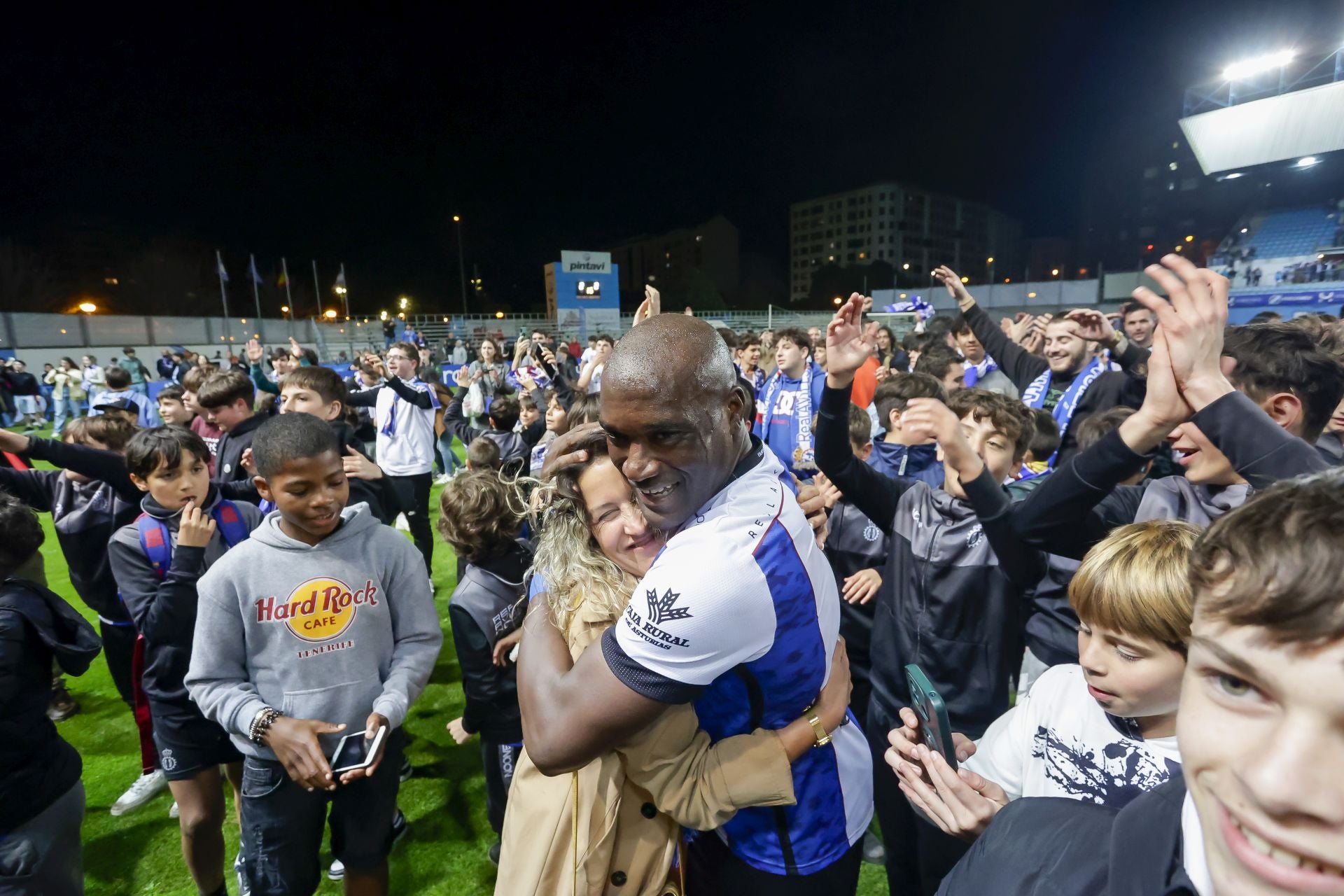 Locura en el Suárez Puerta: el Real Avilés sueña con el ascenso