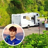 Lugar del accidente donde falleció el motorista, en la AS-255, en Cabranes. En el círculo, Joel Giraldo González con la camiseta del Real Oviedo.