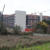 Edificio de la ampliación del Hospital de Cabueñes, tras la paralización de las obras.