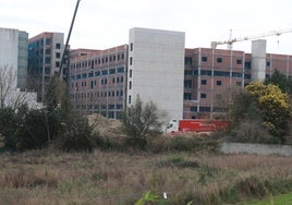 Edificio de la ampliación del Hospital de Cabueñes, tras la paralización de las obras.