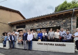 Los vecinos de Sardín, junto a su nueva Casa de Cultura.