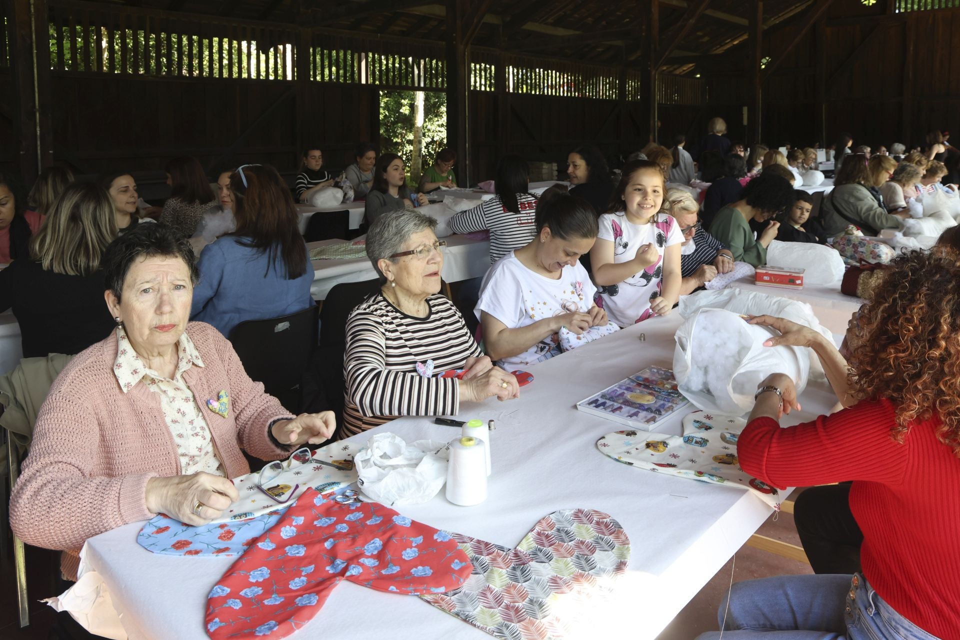 Varias mujeres rellenan los cojines terapéuticos que luego repartirán en los hospitales.