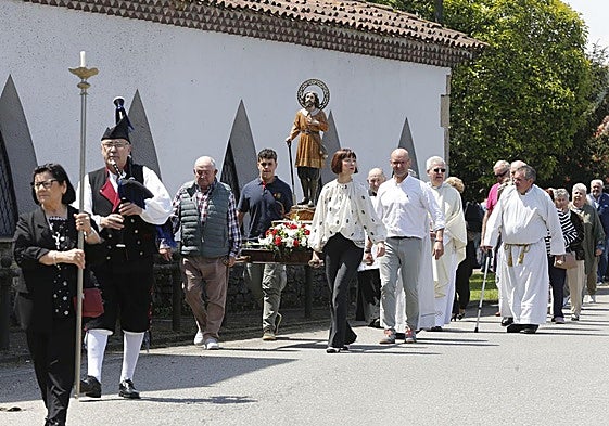 Granda cierra sus fiestas en Gijón con una concurrida procesión y un emotivo homenaje a sus mayores