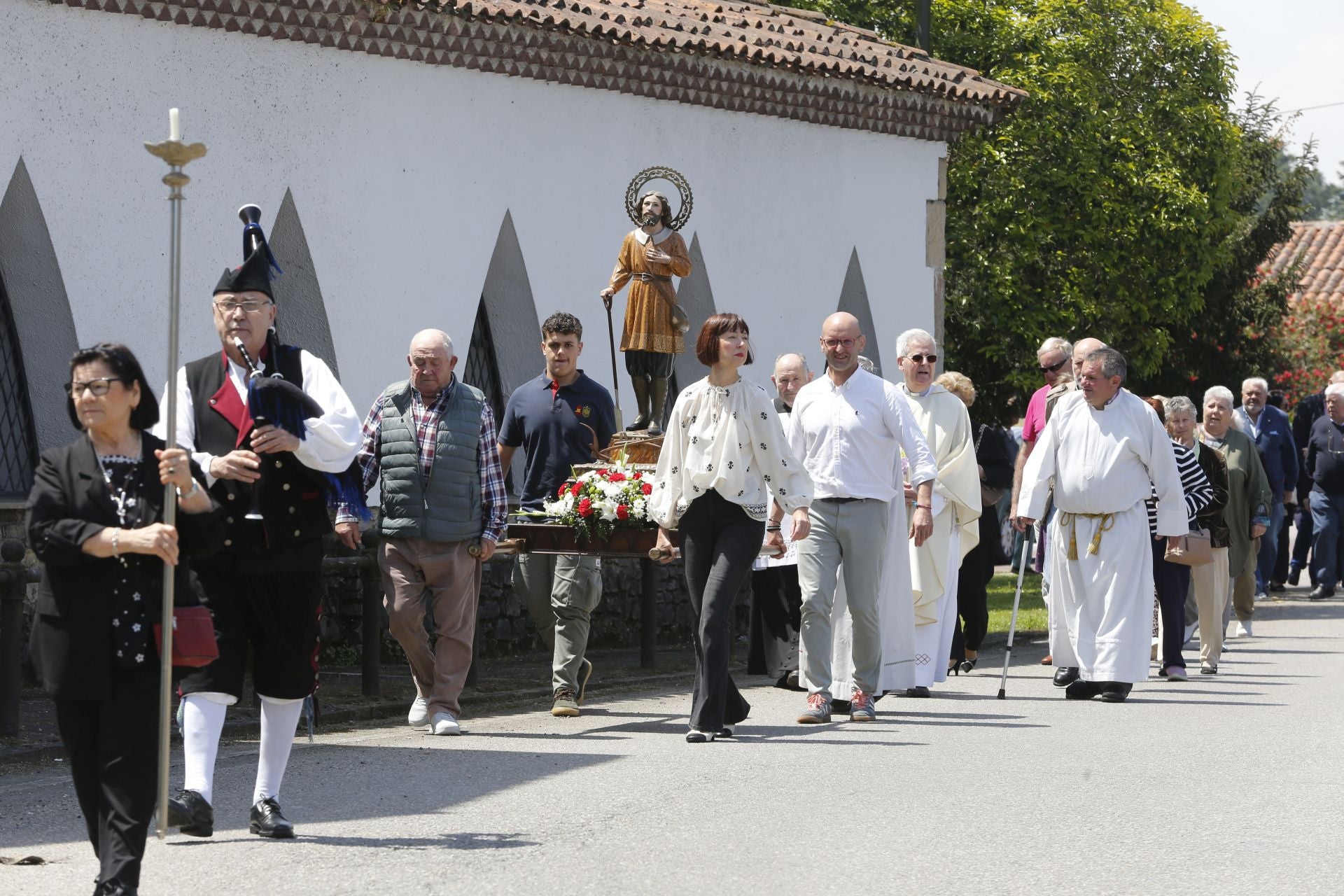 Granda cierra sus fiestas en Gijón con una concurrida procesión y un emotivo homenaje a sus mayores