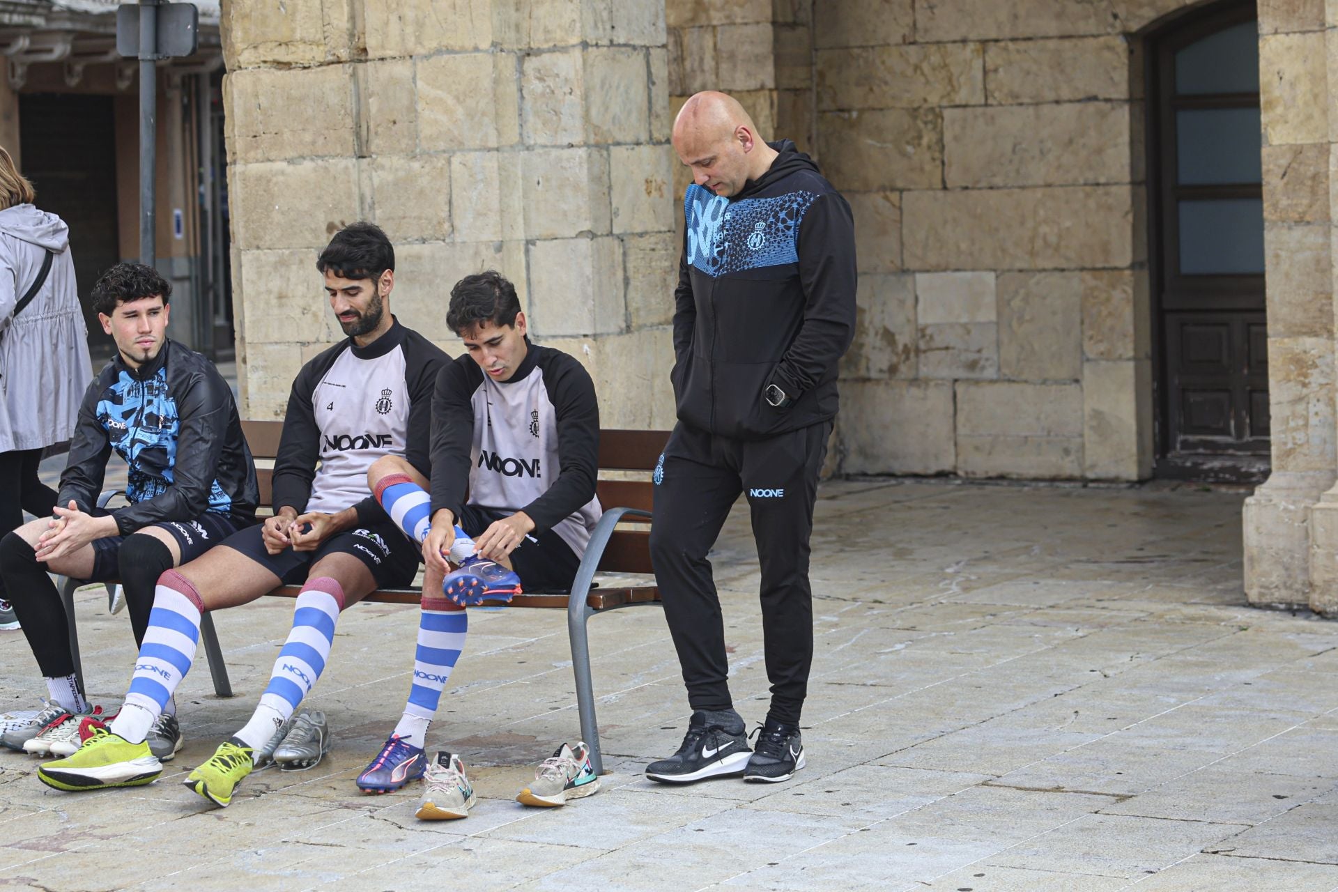 En plena calle y con aficionados: así se ha hecho el Real Avilés la foto oficial de la temporada