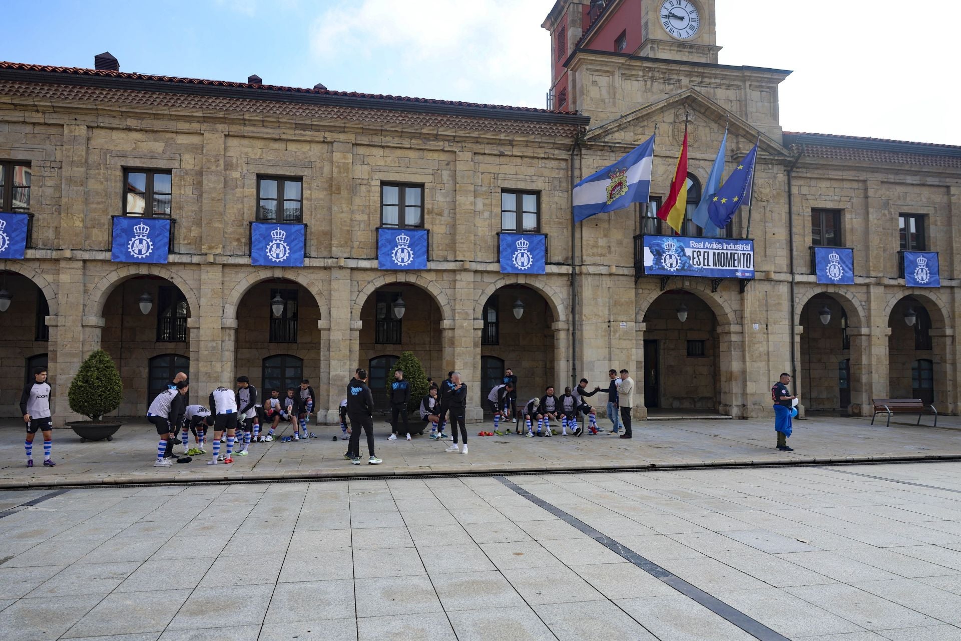 En plena calle y con aficionados: así se ha hecho el Real Avilés la foto oficial de la temporada