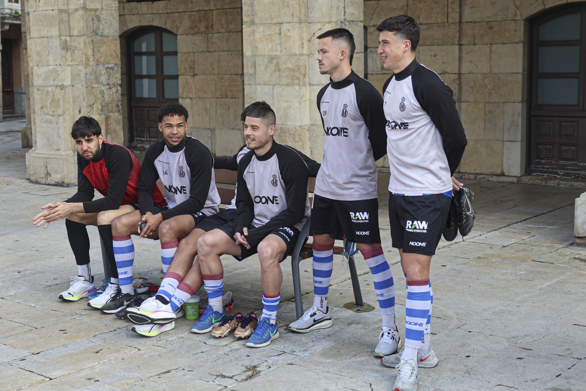 En plena calle y con aficionados: así se ha hecho el Real Avilés la foto oficial de la temporada