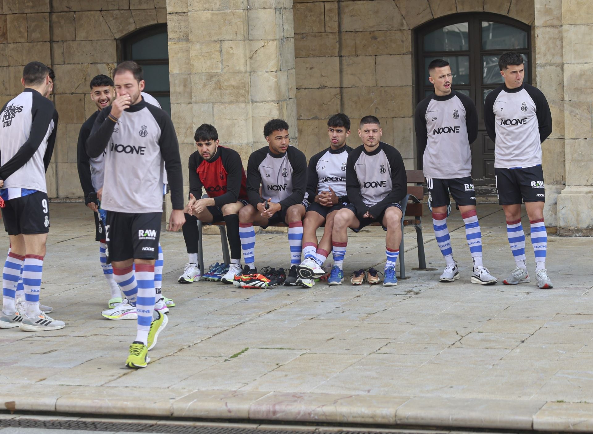 En plena calle y con aficionados: así se ha hecho el Real Avilés la foto oficial de la temporada