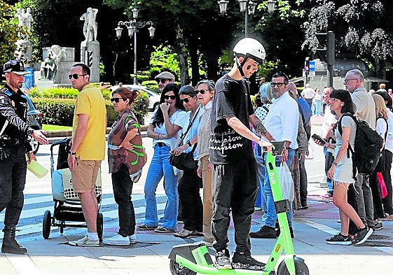 Un usuario en un patinete eléctrico.