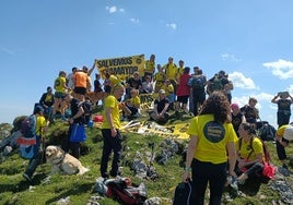 Miembros de la plataforma contra las prospecciones en Peñamayor, este domingo, en El Texíu (Bimenes)