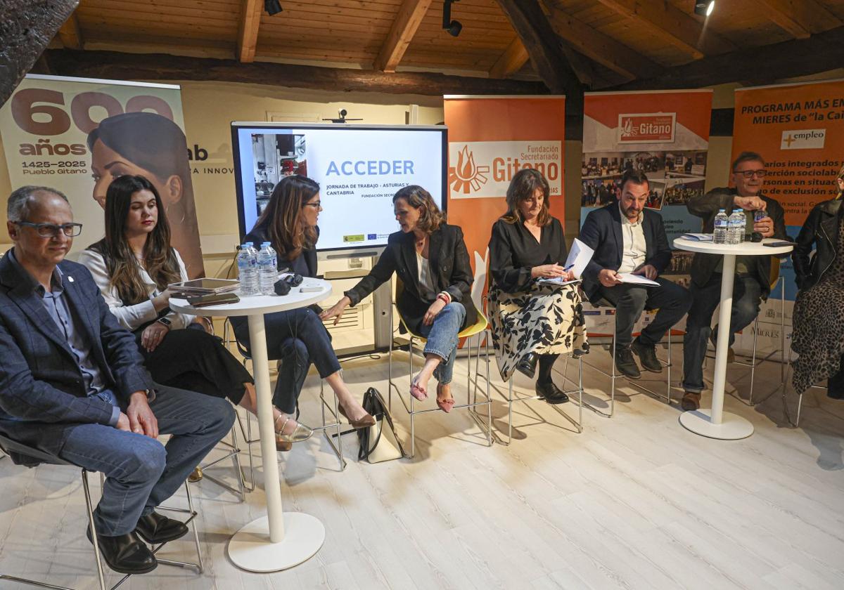 El edil de Empleo de Avilés, Juan Carlos Guerrero (izquierda), junto al resto de participantes.
