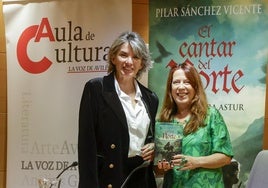 La coordinadora del Aula de Cultura con la escritora Pilar Sánchez Vicente.