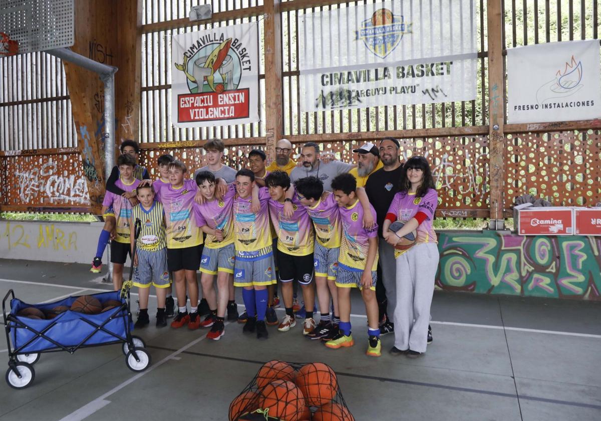 La plantilla del 'Cimavilla Kids', con el presidente, el entrenador y varios padres y jugadores en la cancha de baloncesto del Cerro.