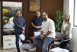 De izquierda a derecha: Antonio Galán (Gerente); David García (Administrativo): en el centro David Álvarez (Presidente) y a la derecha Verónica Gilsanz (Técnico).