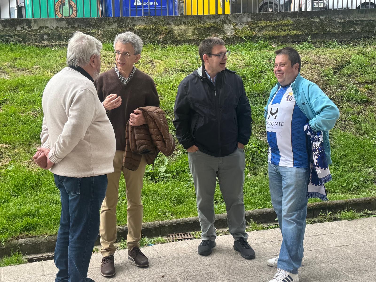 Alfonso Abel, capellán del Real Avilés, con Juan Ramón Fuentes. 