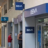 Una oficina del Banco Sabadell junto a otra de BBVA.