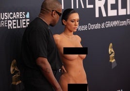 Kanye West y Bianca Censori durante la alfombra roja de los Premios Grammy, donde generaron una importante polémica.