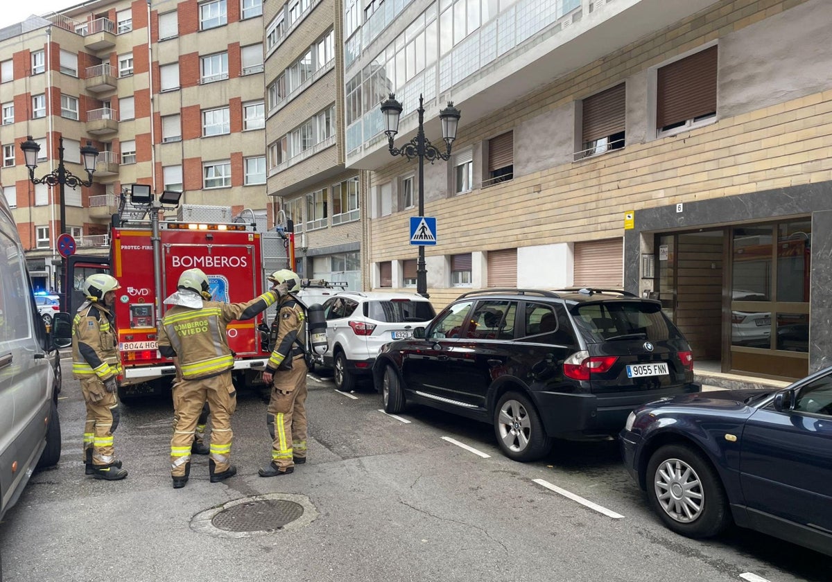 Una mujer resulta intoxicada tras arder el sofá de su casa en Oviedo