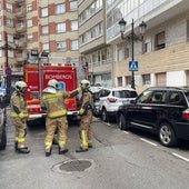 Los bomberos durante la intervención en Arquitecto Tioda.