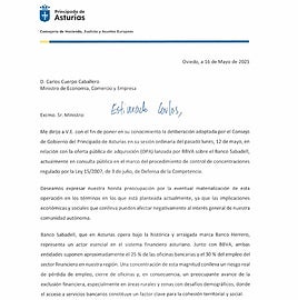 Una mujer retira dinero de un cajero de Sabadell Herrero.