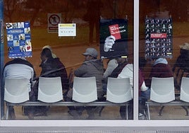 Emigrantes esperan para tramitar sus permisos de Extranjería, en Oviedo.