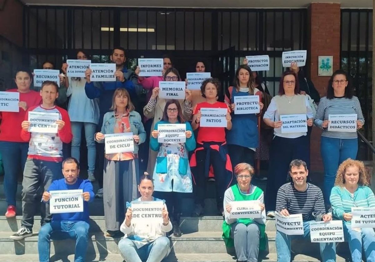 Profesores del colegio Jacinto Benavente, en Gijón, protestan por el exceso de trabajo burocrático.