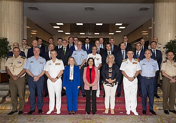 Margarita Robles, junto a mandos del ministerio y del Ejército, con los representantes de las empresas.