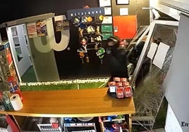 Robo en un establecimiento tras un alunizaje, atribuido a la 'banda del Seat'.