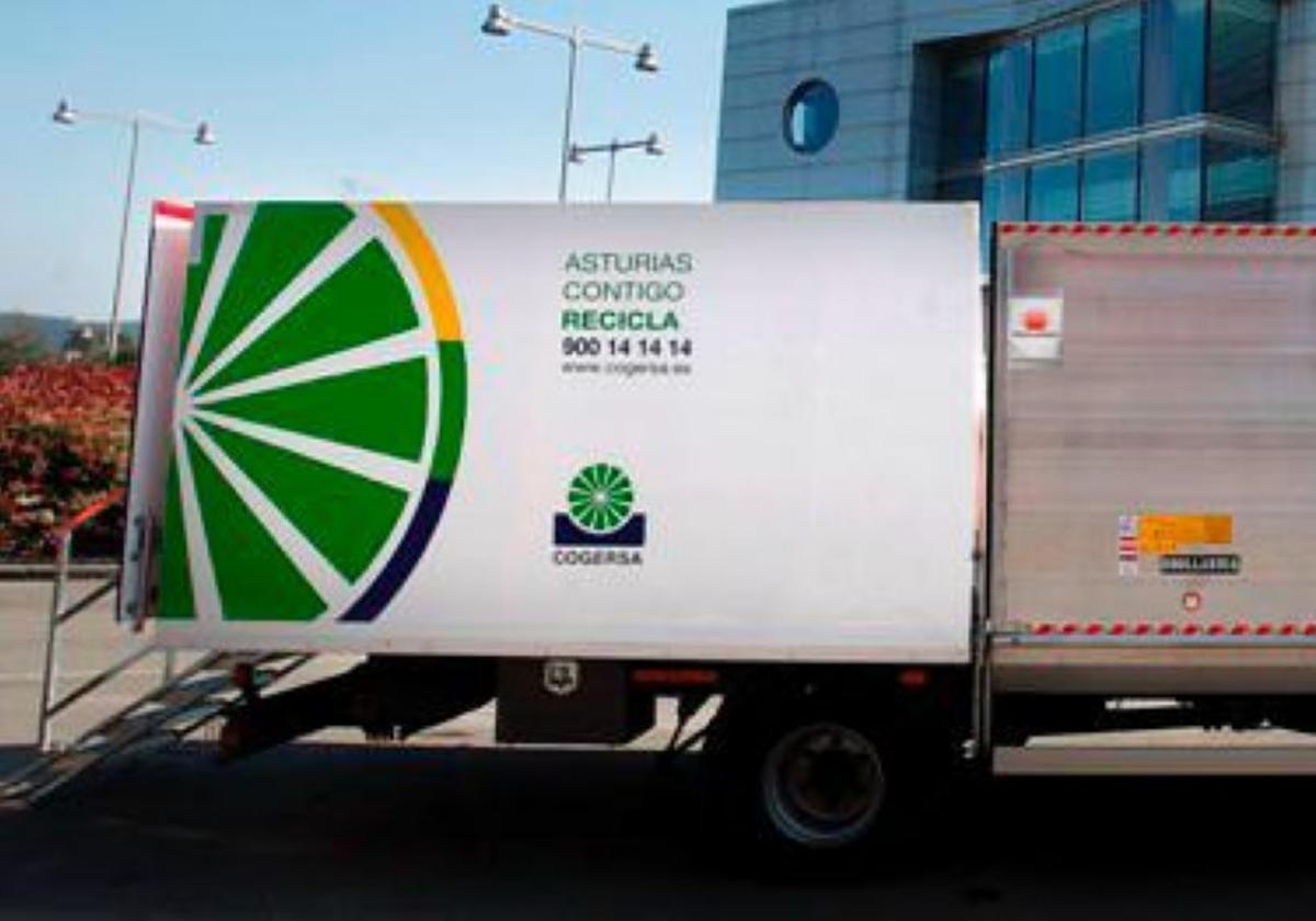 El camión del punto limpio móvil de Cogersa.
