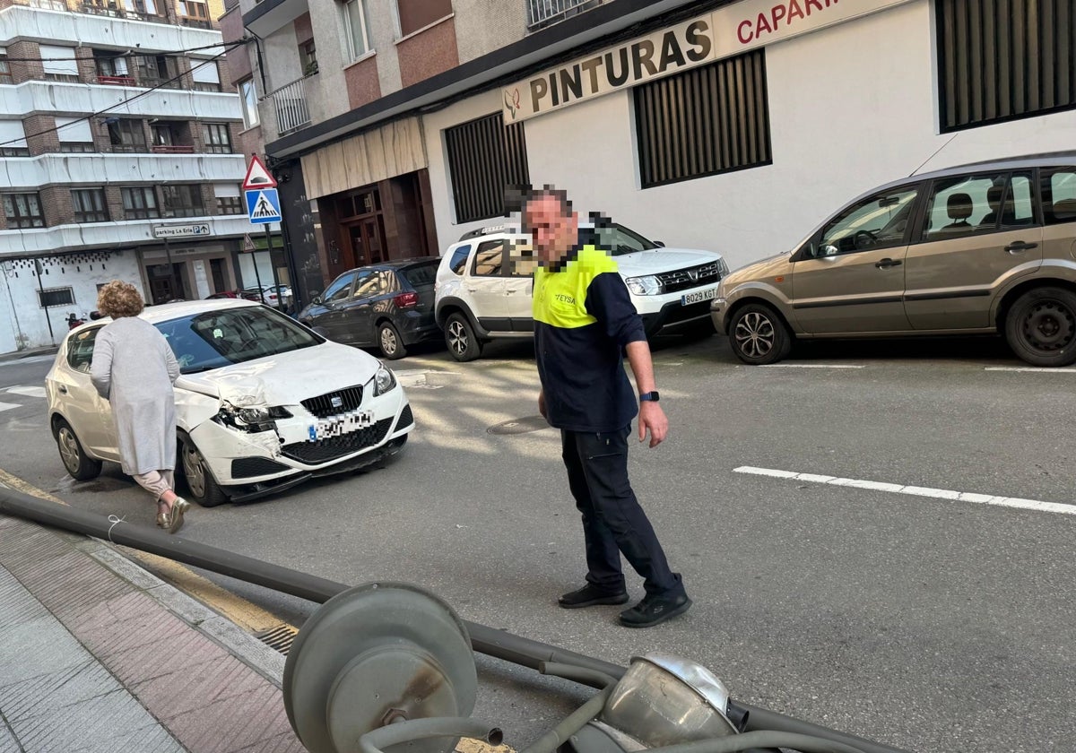 Se estampa contra una farola en pleno centro urbano de Pola de Siero