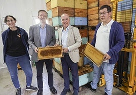 Paola Vecino, José Luis Cabo, Jaime de Jaraíz y Gonzalo Castro, en las instalaciones de La Ería de Valles en Brañes.