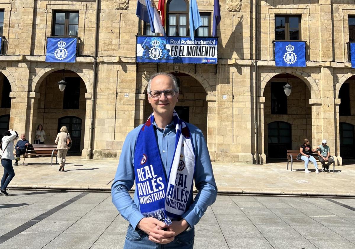 Juan Carlos Guerrero, con la bufanda del Real Avilés delante del engalanado Ayuntamiento de Avilés.