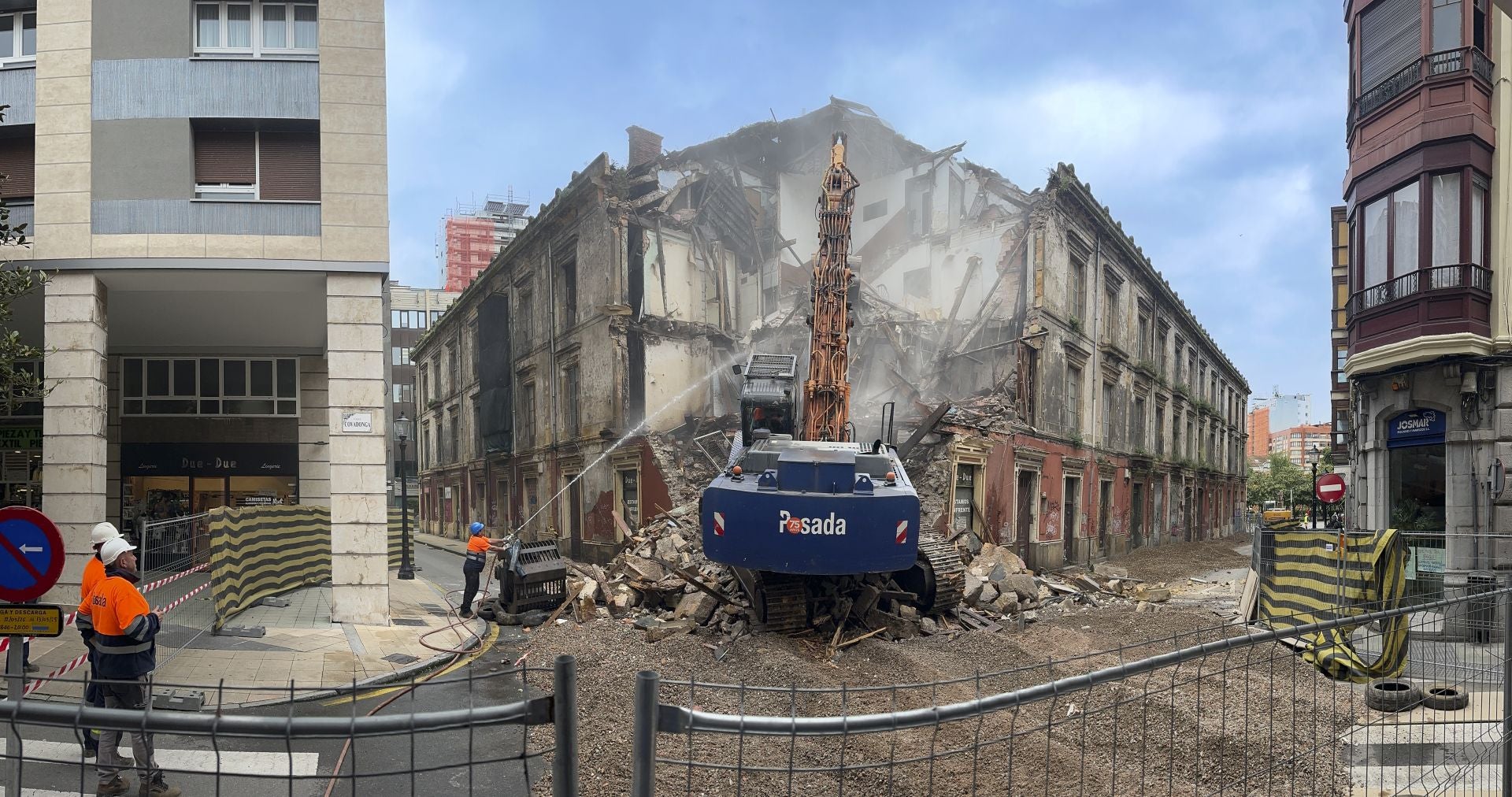 Se ven las entrañas del edificio que poco a poco van cediendo a la maquinaria.