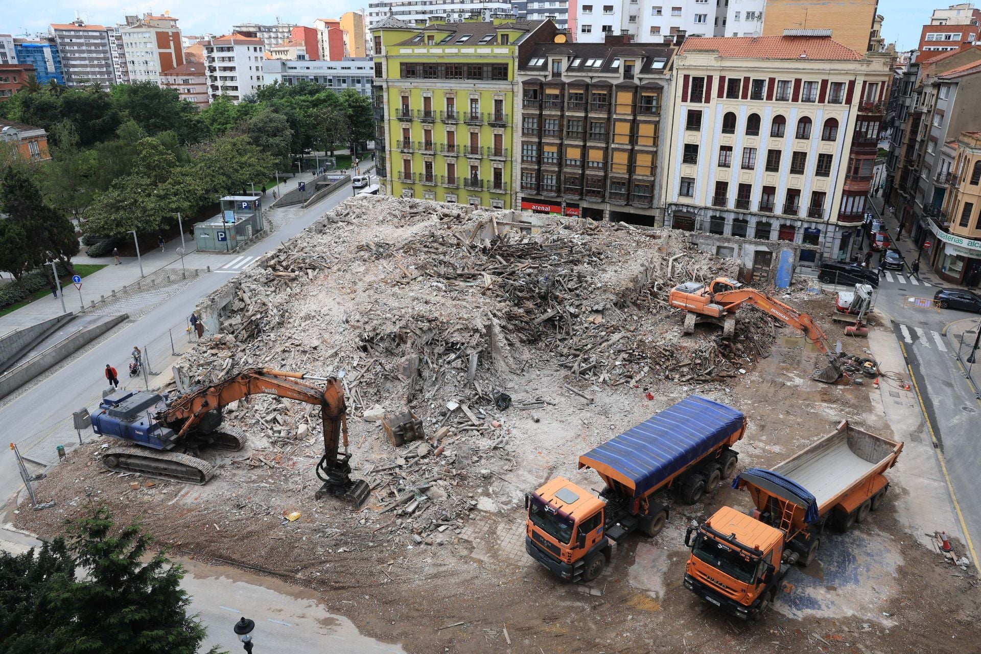 Comienzan las labores de desescombro de 136 años de historia del urbanismo gijonés.