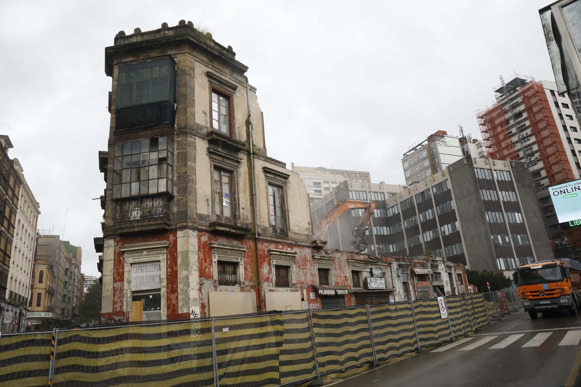 Esa mañana cae la última fachada de esta icónico construcción.