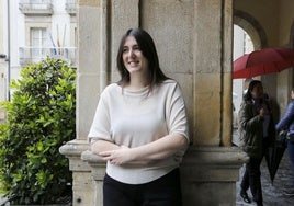La concejala de Podemos, Olaya Suárez, en los bajos de el edificio del Ayuntamiento de Gijón, en la plaza Mayor.