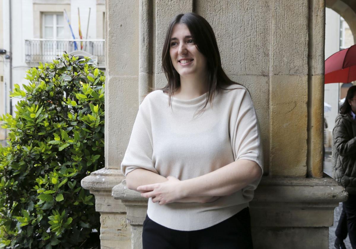 La concejala de Podemos, Olaya Suárez, en los bajos de el edificio del Ayuntamiento de Gijón, en la plaza Mayor.