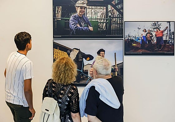 Público en una exposición de 'Miraes' de ediciones anteriores.