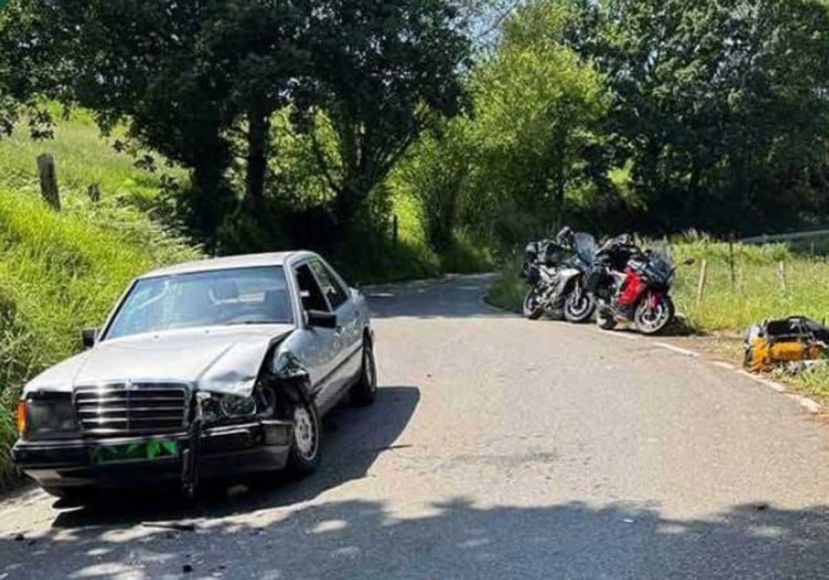 El accidente tuvo lugar en la carretera PR-5, de trazado sinuoso y estrecho. En la imagen, el coche implicado y, en el suelo, a la derecha, la moto que sufrió el impacto.