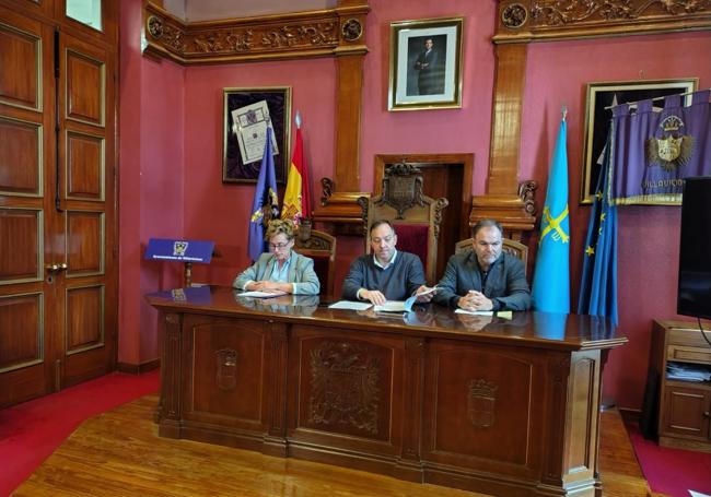 Firma de los convenios de colaboración con la Cámara de Comercio de Oviedo. En el centro el Alcalde de Villaviciosa,Alejandro Vega, junto Carlos Paniceres y la responsable de la Cámara en Villaviciosa.